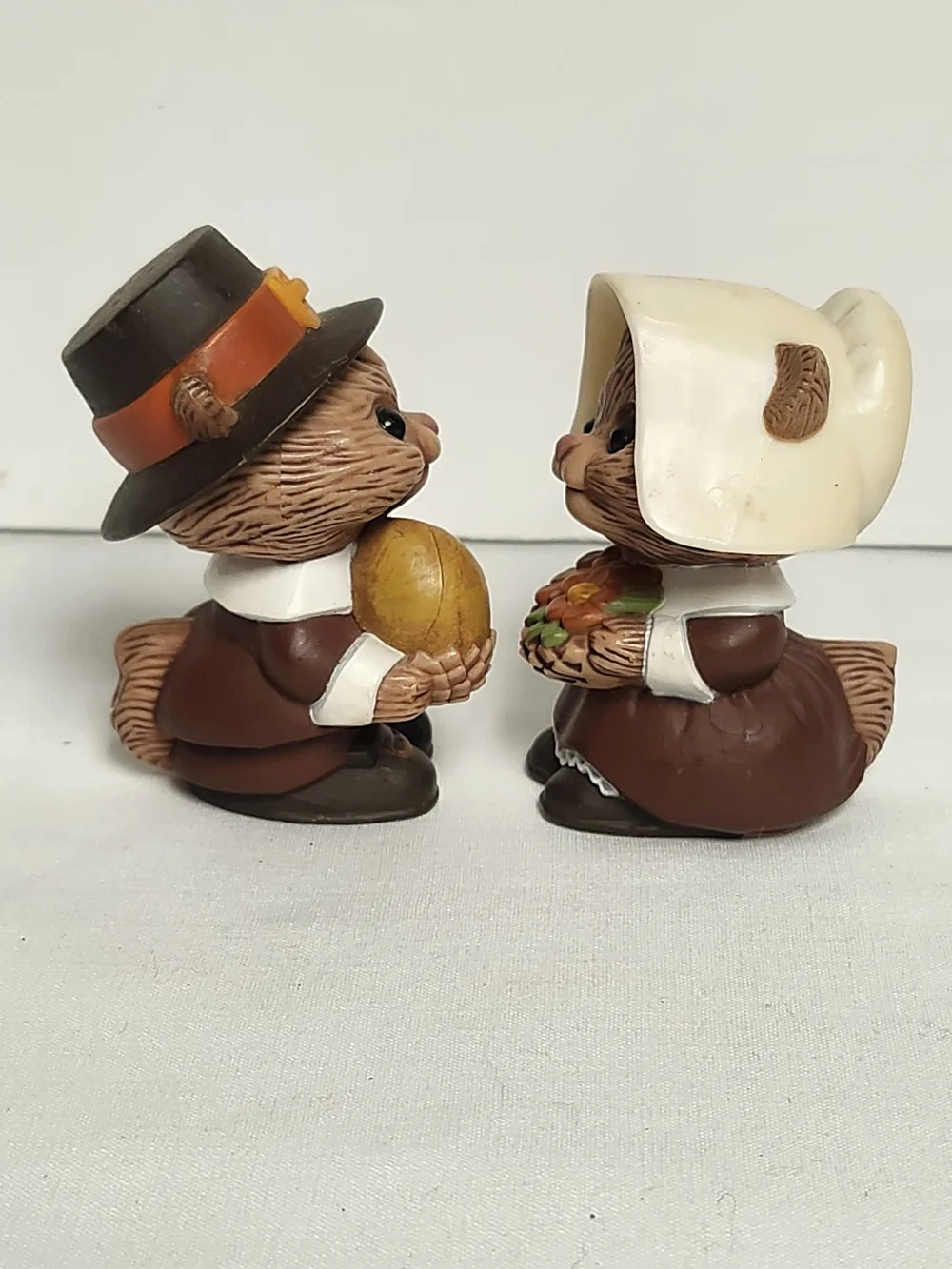 Hallmark Thanksgiving Pilgrim Squirrels Chipmunks Salt & Pepper Shakers 2.5